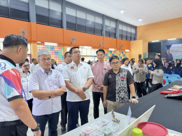 Guru muda agen perubahan masyarakat luar bandar