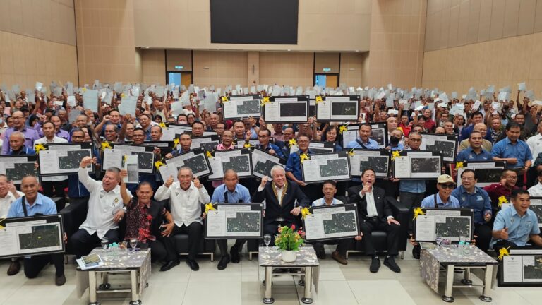 1,520 penerima kaum Bidayuh terima surat hak milik