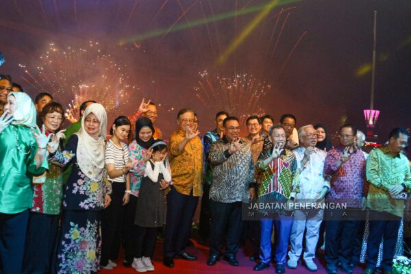Bandaraya Kuching bermandikan cahaya