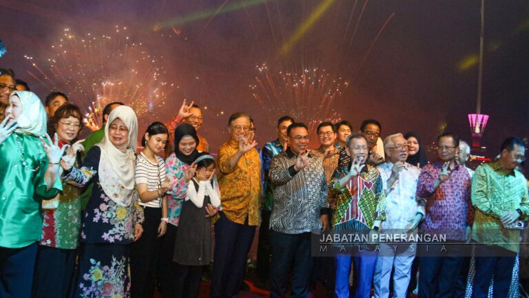 Bandaraya Kuching bermandikan cahaya