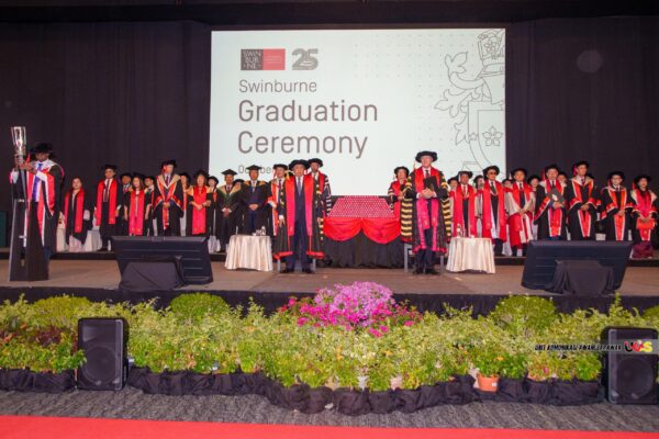 294 graduan Universiti Teknologi Swinburne Kampus Sarawak bergraduat