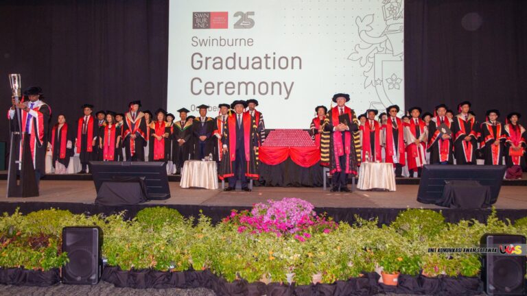 294 graduan Universiti Teknologi Swinburne Kampus Sarawak bergraduat