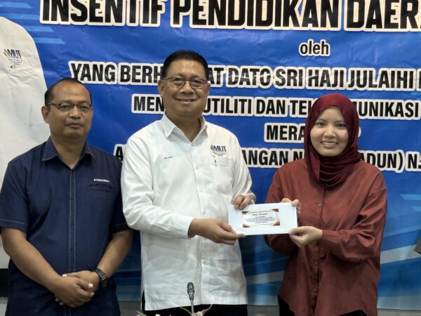 53 pelajar terima insentif pendidikan
