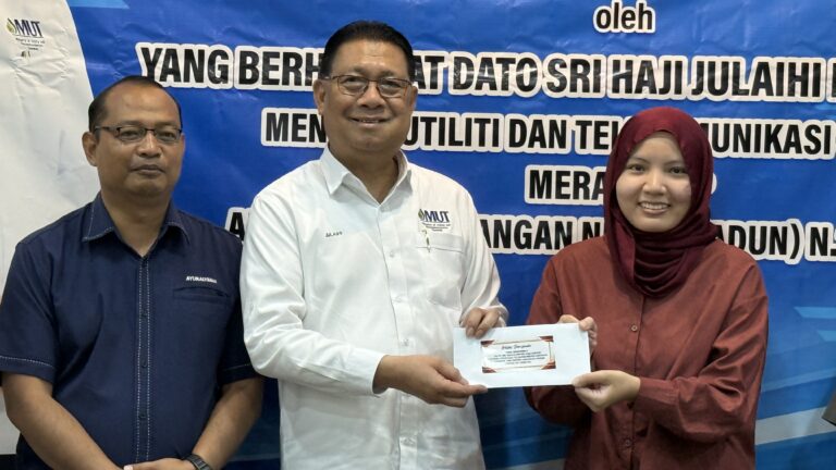 53 pelajar terima insentif pendidikan