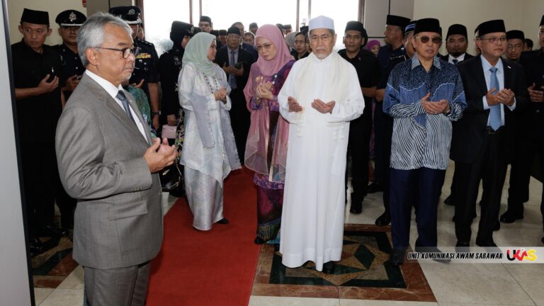 Sultan Pahang, Tengku Ampuan Pahang tiba di Kuching, mulakan lawatan empat hari