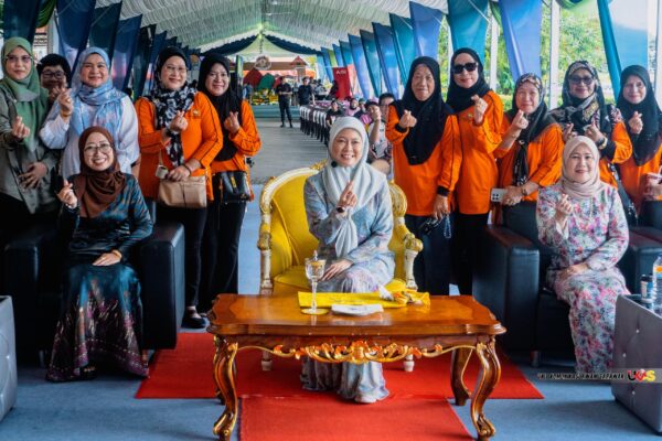 TYT, Toh Puan meriahkan Karnival Medan Niaga Satok