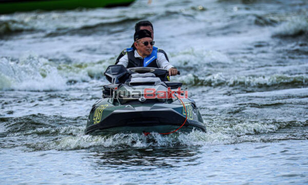 Aksi santai Abang Johari pandu jet ski curi perhatian penonton Regata Sarawak