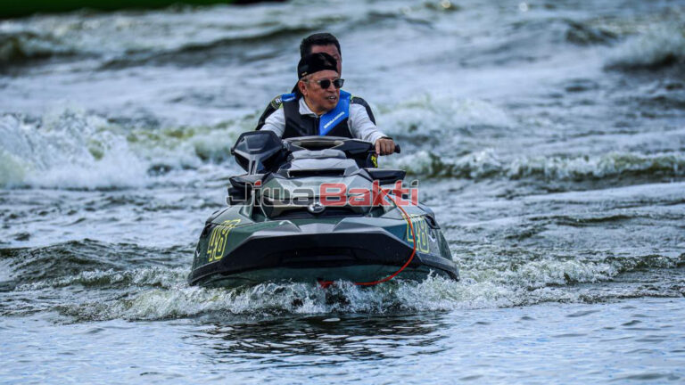 Aksi santai Abang Johari pandu jet ski curi perhatian penonton Regata Sarawak