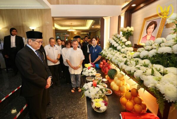 TYT beri penghormatan terakhir mendiang ibu Timbalan Premier