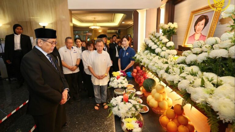 TYT beri penghormatan terakhir mendiang ibu Timbalan Premier