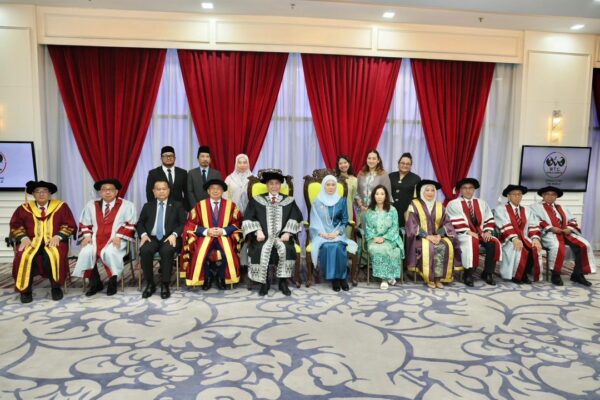 Tun Wan Junaidi dianugerah Ijazah Kehormat Doktor Pengurusan UNIRAZAK