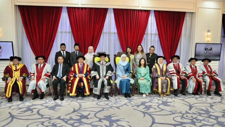 Tun Wan Junaidi dianugerah Ijazah Kehormat Doktor Pengurusan UNIRAZAK