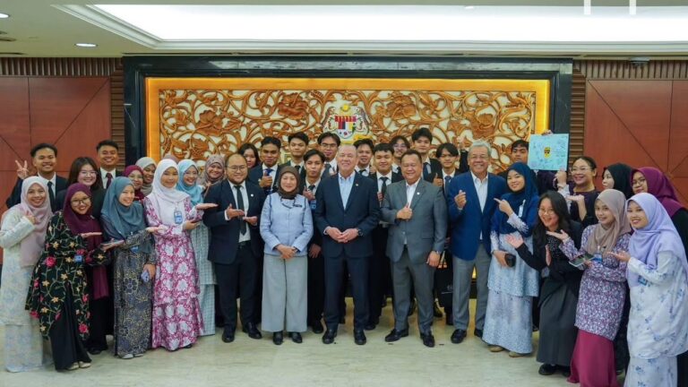 Anak muda Sarawak harus berani, cabar diri terokai peluang baharu