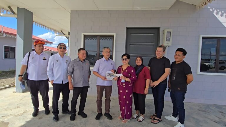 Sembilan rumah spektra permata diserah kepada penduduk Kemunyang