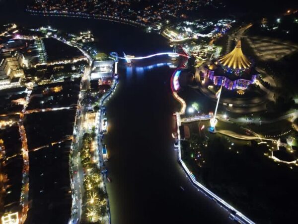 Cahaya Jalur Gemilang hiasi bandar raya Kuching, tanda sokongan Sukan SEA 2027