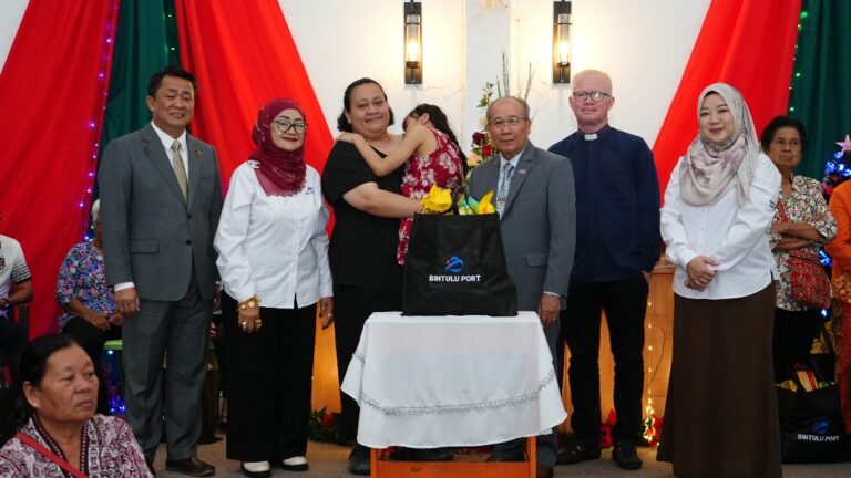 Bintulu Port Holdings Berhad agihkan bakul makanan Krismas 2025