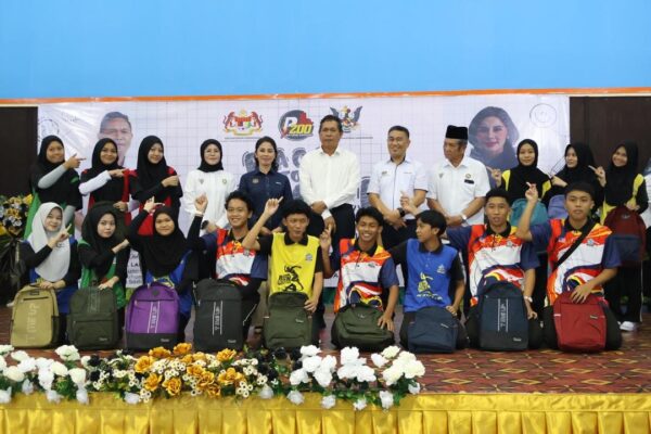 Pelajar Sadong Jaya terima kelengkapan persekolahan