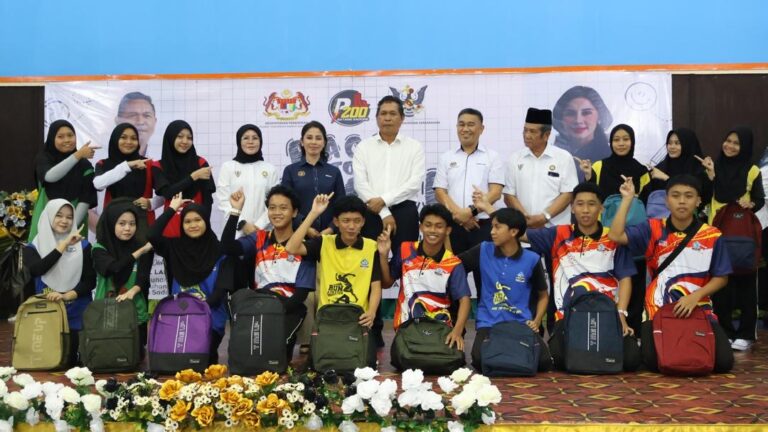 Pelajar Sadong Jaya terima kelengkapan persekolahan