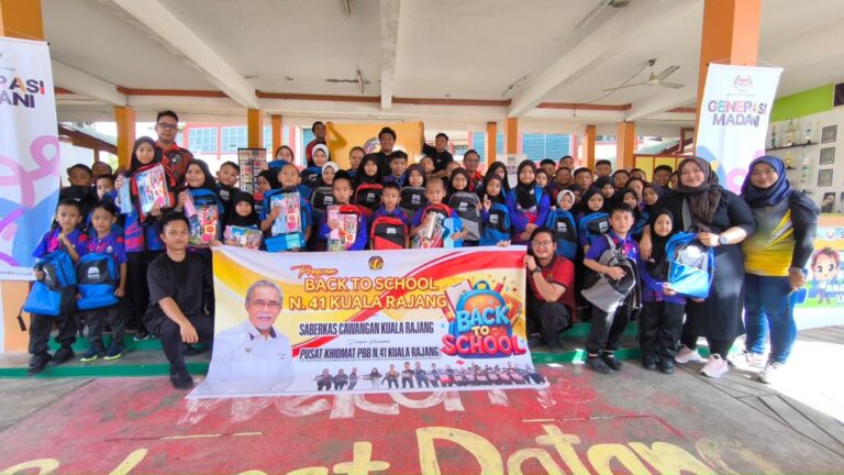 Pelajar DUN Kuala Rajang terima sumbangan persekolahan