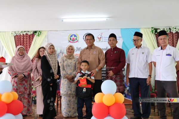 Pastikan murid tidak tercicir,DUN Pantai Damai agih peralatan sekolah