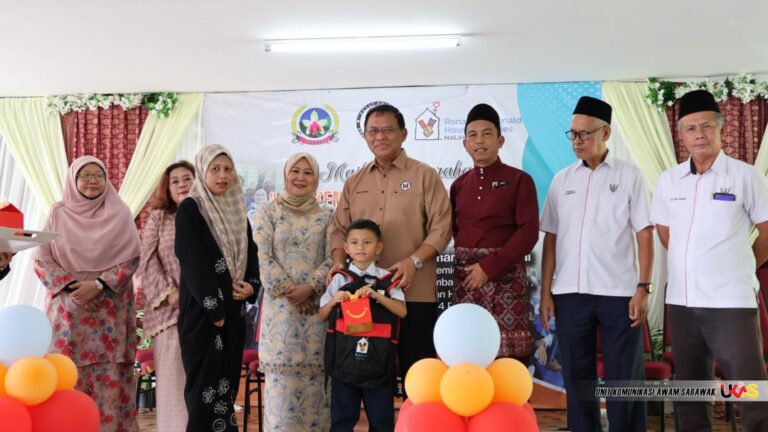 Pastikan murid tidak tercicir,DUN Pantai Damai agih peralatan sekolah