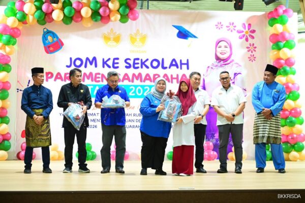 Pelajar asnaf terima bantuan Program Jom Ke Sekolah Parlimen Samarahan