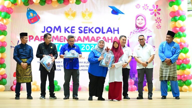 Pelajar asnaf terima bantuan Program Jom Ke Sekolah Parlimen Samarahan