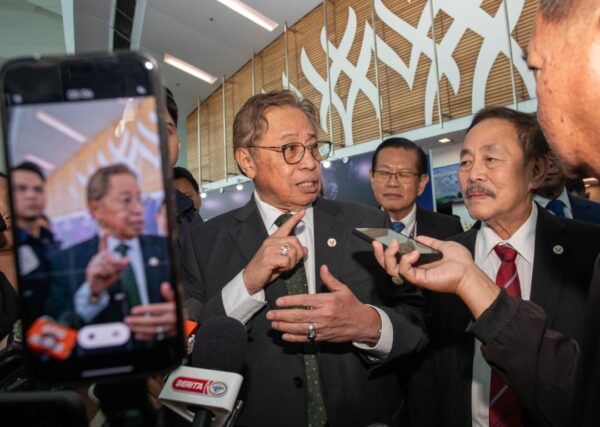 Tunggu keputusan mahkamah mengenai minyak, gas Sarawak