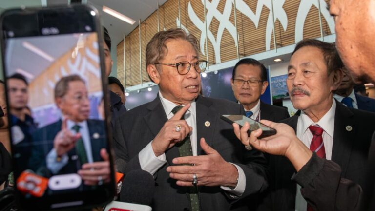 Tunggu keputusan mahkamah mengenai minyak, gas Sarawak