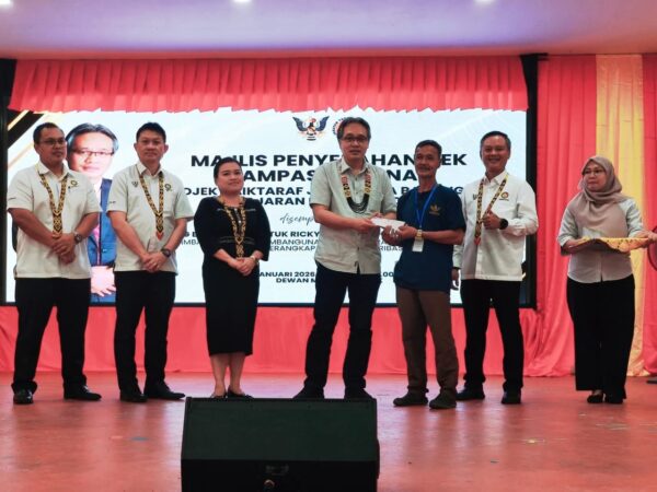 Penduduk kawasan Paya Bakong, Debak terima cek pampasan projek infrastruktur