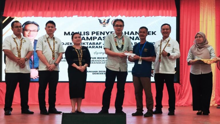 Penduduk kawasan Paya Bakong, Debak terima cek pampasan projek infrastruktur