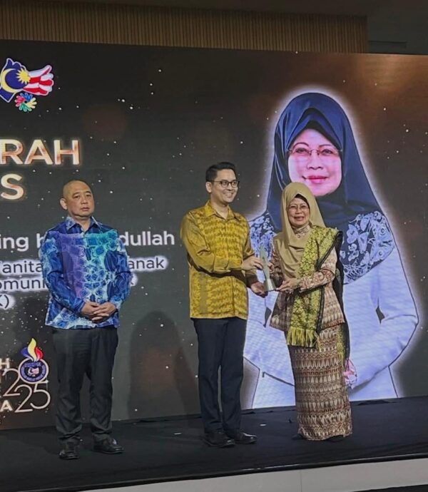 Fatimah terima Anugerah Khas MSDeaf