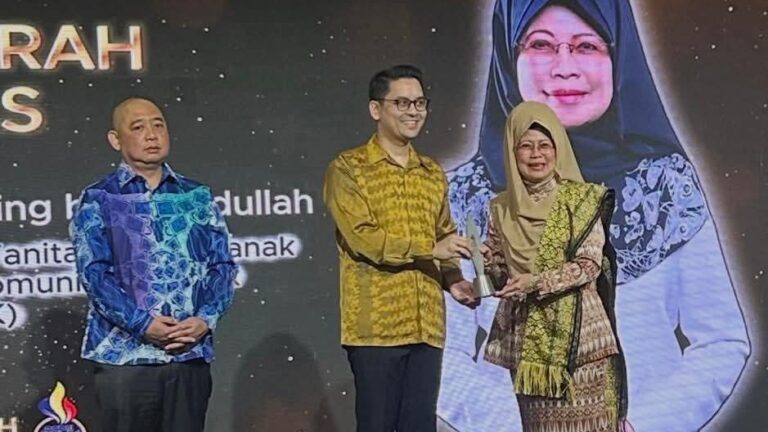 Fatimah terima Anugerah Khas MSDeaf