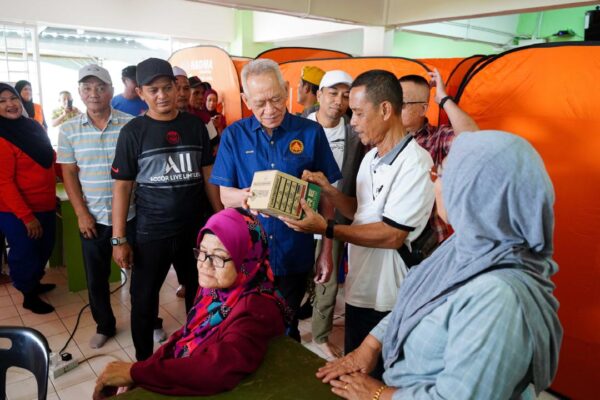 Mangsa banjir PPS Kampung Sungai Maong terima sumbangan