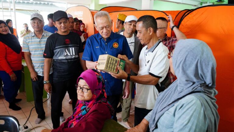 Mangsa banjir PPS Kampung Sungai Maong terima sumbangan