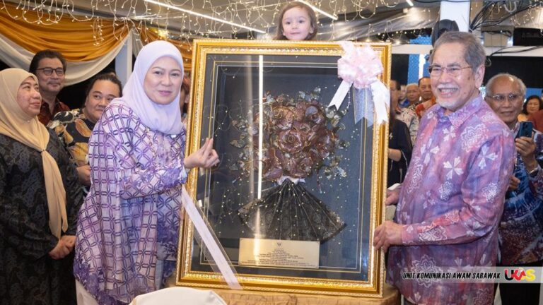 Sambutan Hari Lahir Peribadi TYT Sarawak dirai di atas Royal Cruise