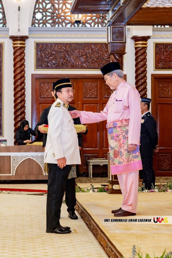 TYT sampaikan pingat, darjah kebesaran pada 152 penerima