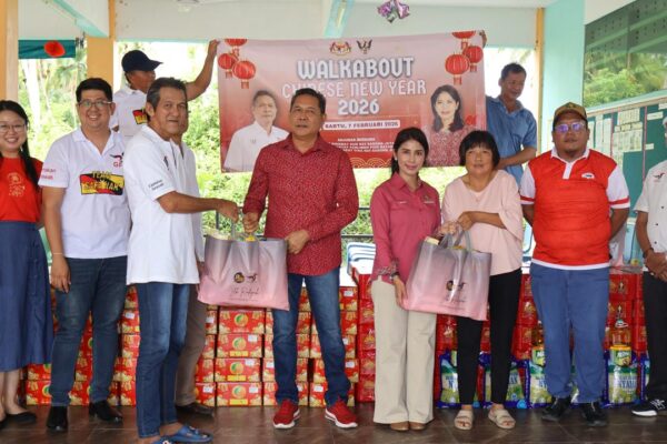 Sumbangan bakul makanan sempena Tahun Baharu Cina Daerah Kecil Sadong Jaya