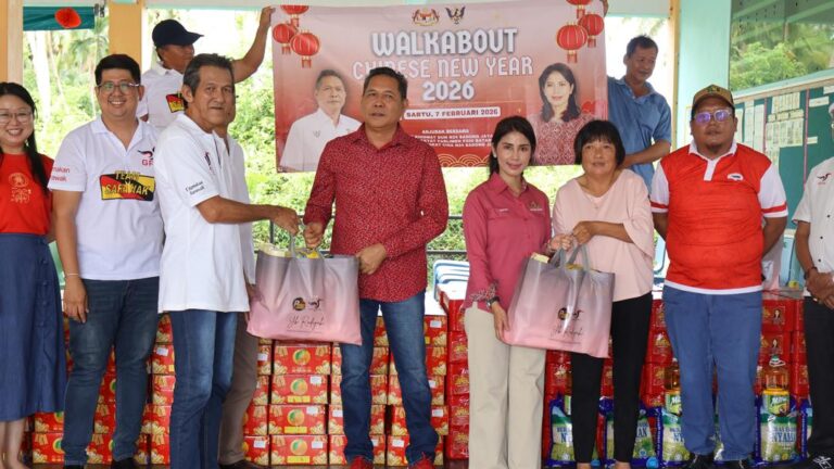 Sumbangan bakul makanan sempena Tahun Baharu Cina Daerah Kecil Sadong Jaya