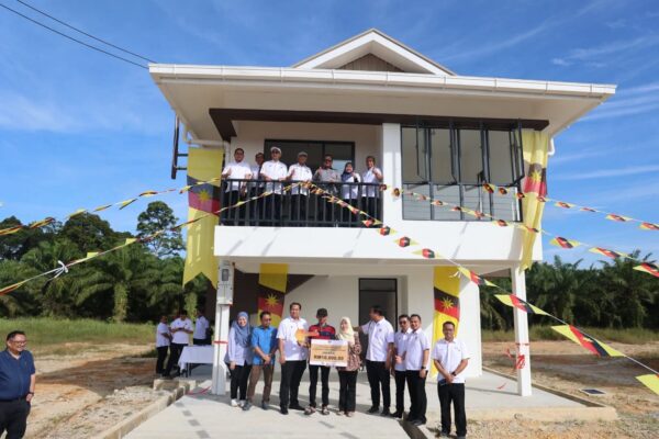 Penerima kunci Rumah Spektra Permata lega, terima kasih Kerajaan Sarawak