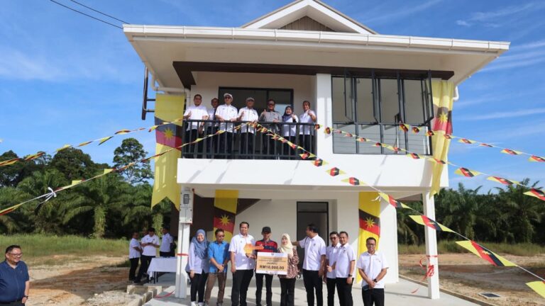 Penerima kunci Rumah Spektra Permata lega, terima kasih Kerajaan Sarawak