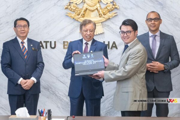 Kerajaan Sarawak sasar 10,000 penerima komputer riba percuma tahun ini