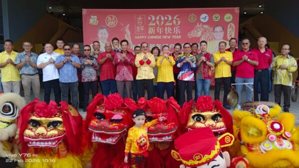 Sambut perayaan ikut model Sarawak saling menghormati