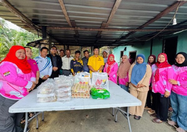 Keluarga mangsa kebakaran rumah terima sumbangan di Kampung Sampadi