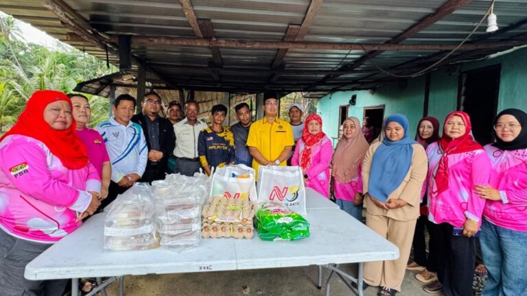 Keluarga mangsa kebakaran rumah terima sumbangan di Kampung Sampadi