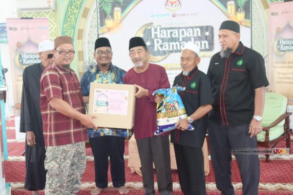 Program Harapan Ramadan hulurkan sumbangan kepada penerima di 14 kampung