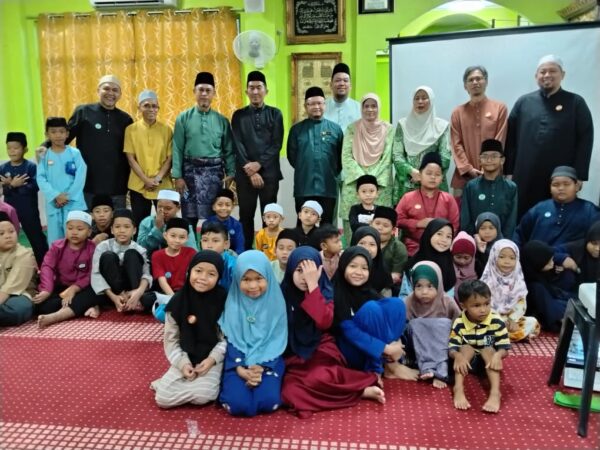 Pelajar, penduduk sertai Program ‘Cinta Amal Cahaya’