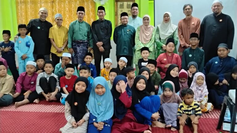 Pelajar, penduduk sertai Program ‘Cinta Amal Cahaya’