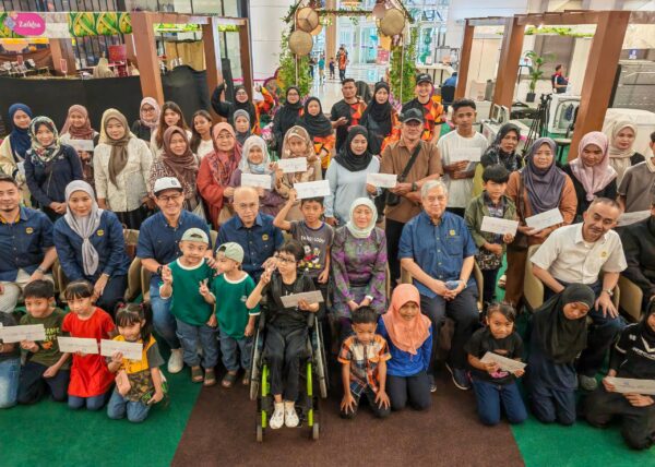 PEKEMA Sarawak bantu anak asnaf, anak yatim beli kelengkapan Aidilfitri