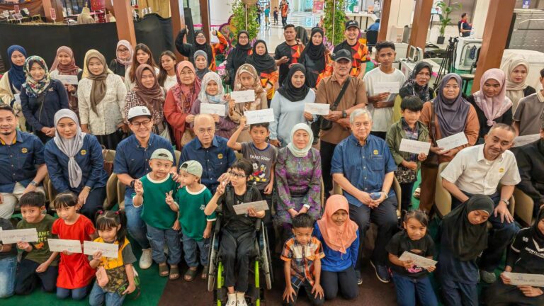 PEKEMA Sarawak bantu anak asnaf, anak yatim beli kelengkapan Aidilfitri